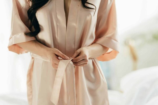 Comment choisir des robes à manches longues pour des occasions formelles en été?